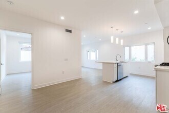 Building Photo - 843 Wilcox Ave