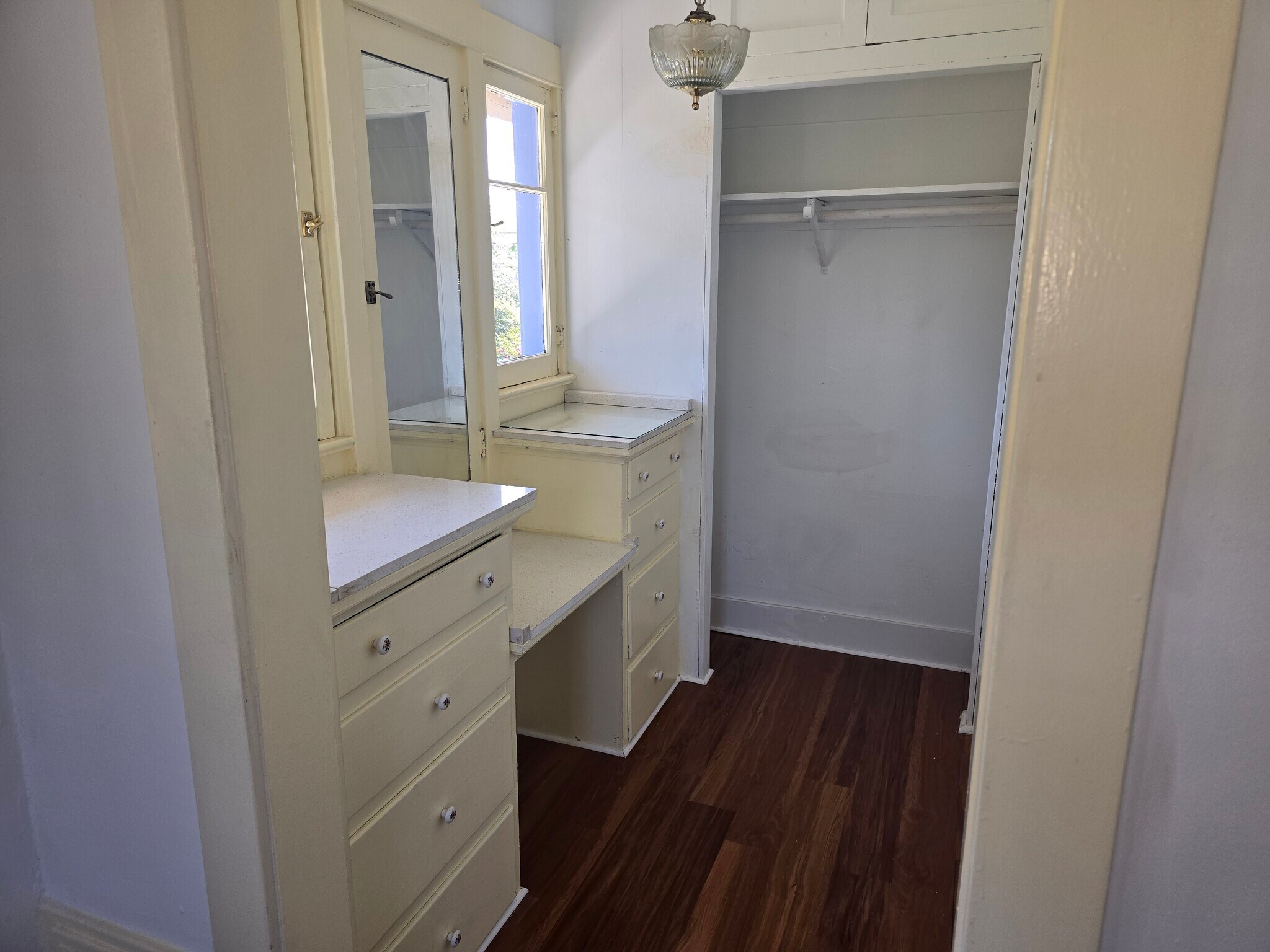 Building Photo - 976 Manzanita St