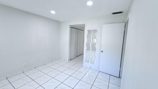 Building Photo - 5535 Lakewood Cir