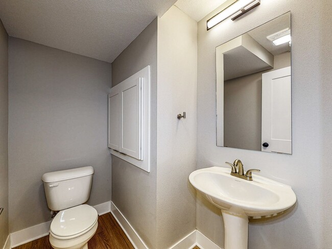 Building Photo - 308 S Walnut Ave