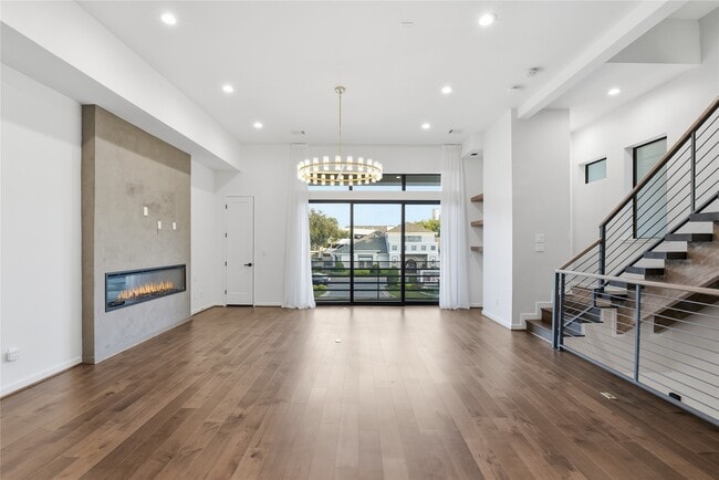 Building Photo - 529 Memorial Heights Dr