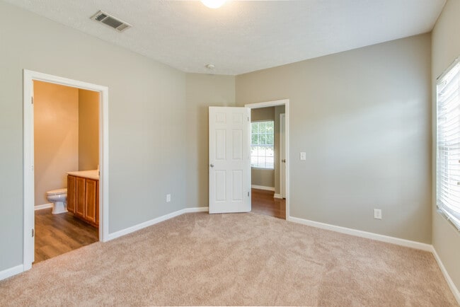 Building Photo - This 3 BR/2.5 BA Oak Hill Townhome Should Satisfy Your Standards!!!