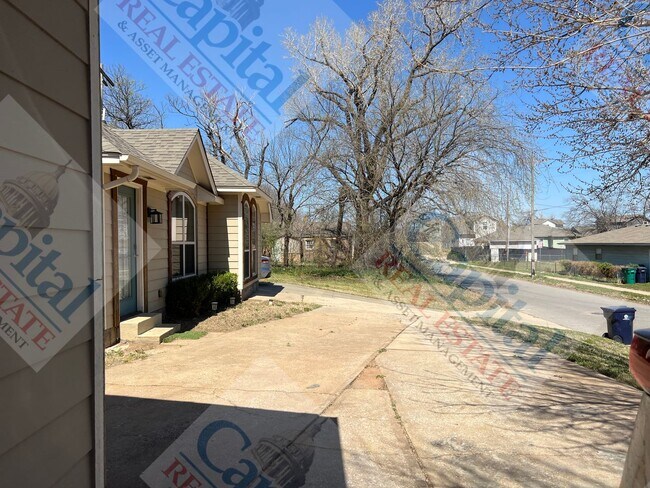 Building Photo - Charming 3 Bedroom