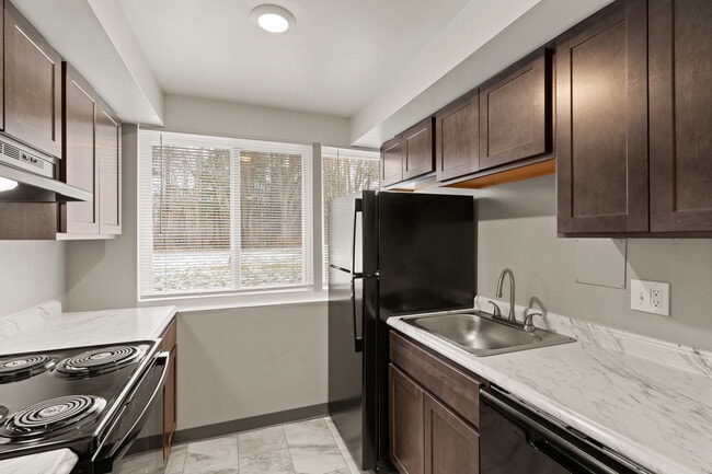 Building Photo - Candlewood Gardens