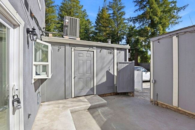 Building Photo - Freshly Renovated Single-Family Townhouse for Rent