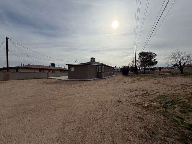 Building Photo - NEW LISTING!! 3 Bedroom 1.5 Bathroom House with Huge Yard, Central Heat & Air!