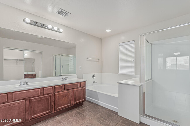 Building Photo - 1242 E Strawberry Dr