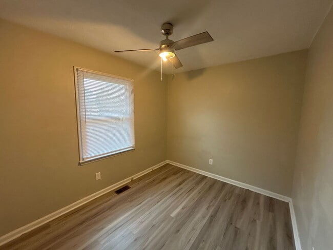 Building Photo - NEW LISTING!!!!!