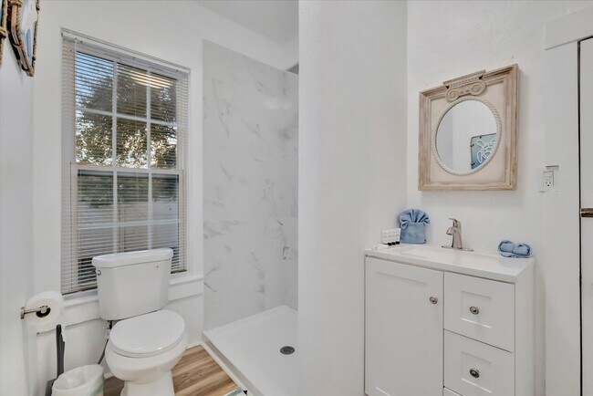 Building Photo - 207 6th St N