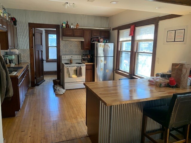 Building Photo - 3360 N Oakland Ave