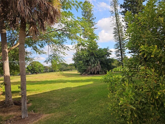 Building Photo - 311 W Park Dr