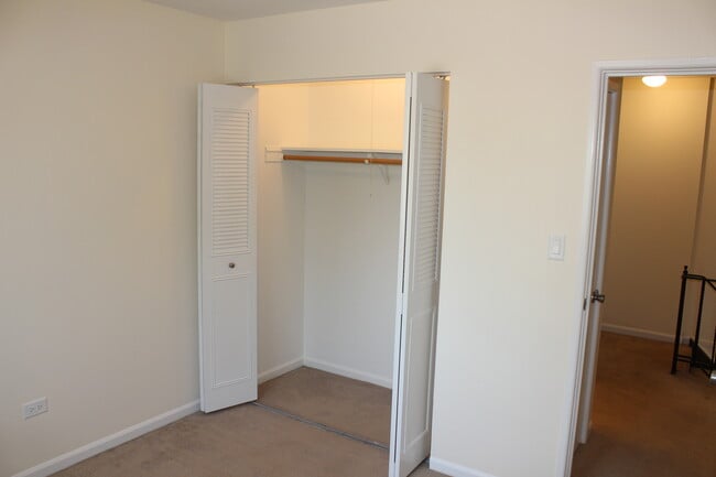 Building Photo - 10S432 Echo Ln