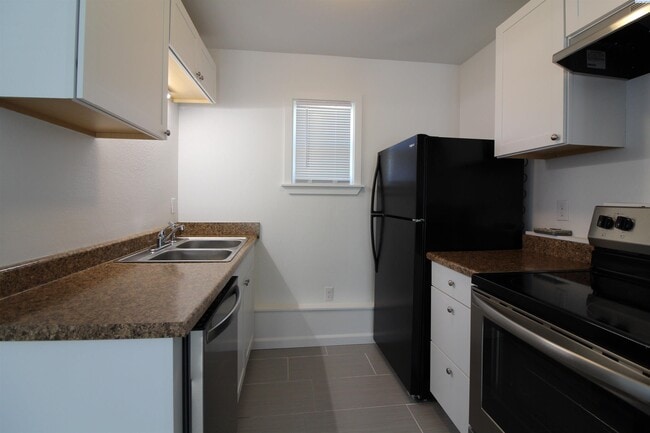 Building Photo - East Kennewick Stand-Alone Studio Apartment