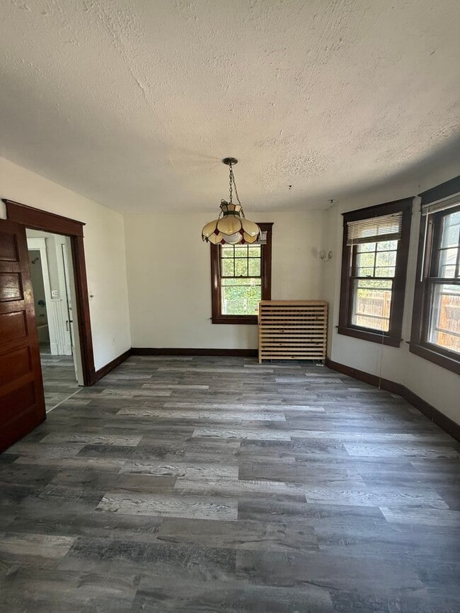 Building Photo - Spacious 3 Bed, 2 Bath Single Family home ...