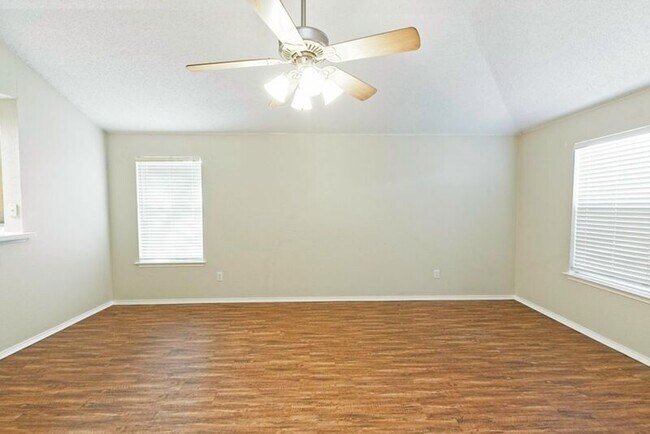 Building Photo - 1118 Water Oak Way