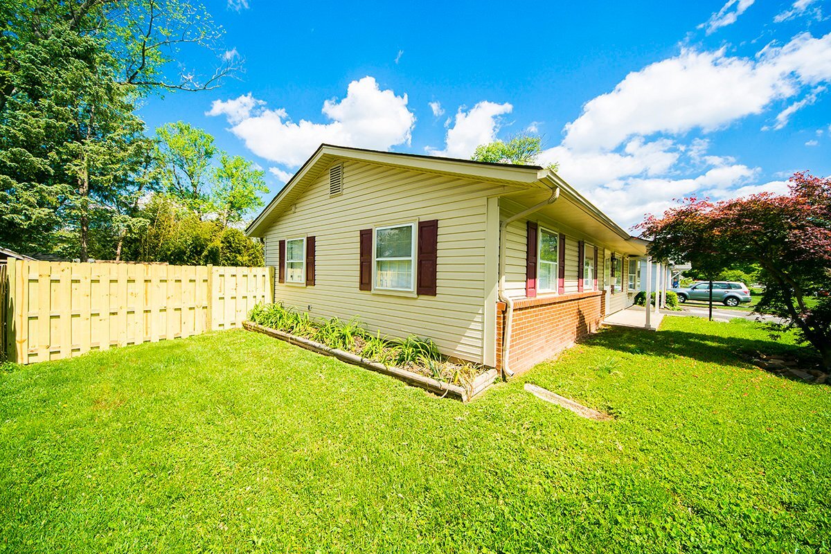 Building Photo - 105 N Cypress Rd