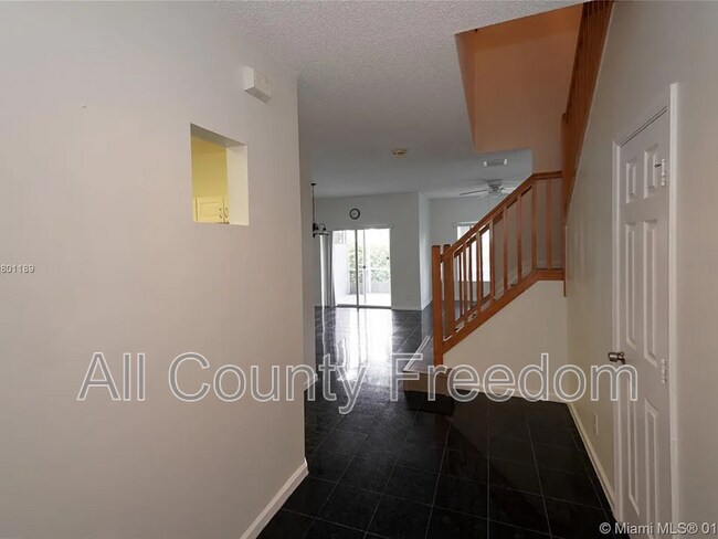 Building Photo - 8331 Vía Serena