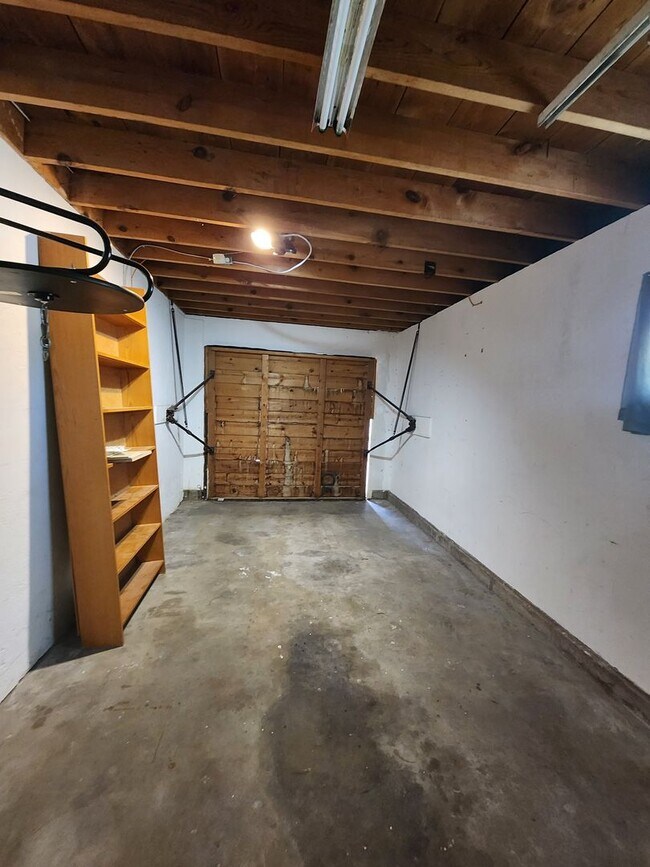 Building Photo - 3 Bedroom 2 Bathroom