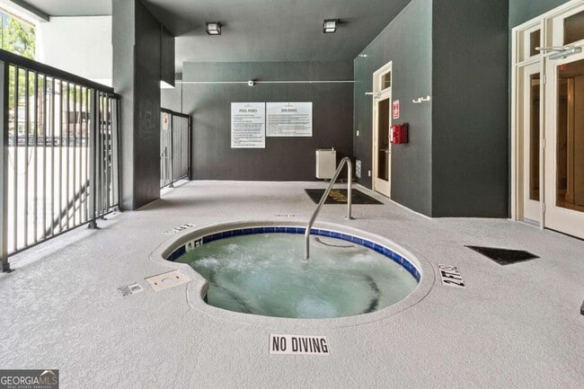 Building Photo - 3481 Lakeside Dr NE