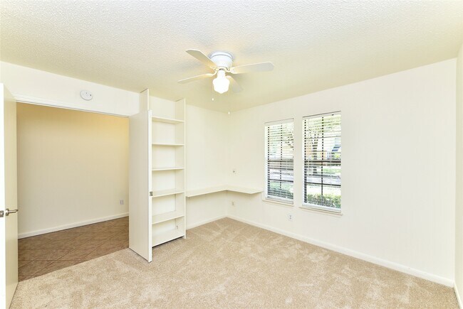 Building Photo - 2035 Shorewood Ln