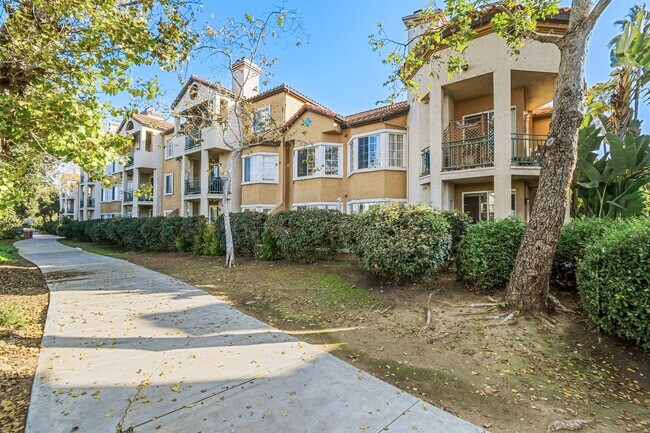 Building Photo - Remodeled River-View Corner Unit with Oversized Patio