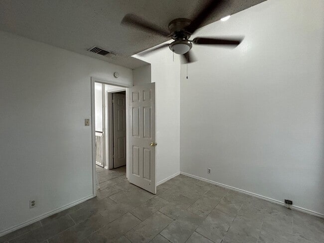 Building Photo - AVAILABLE NOW 4 BED/ 2 BA HOUSE FOR RENT! ...