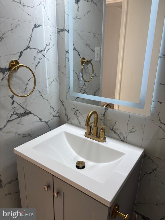 Building Photo - 3450 Toledo Terrace