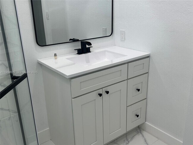 Building Photo - 1308 NW 13th Ct