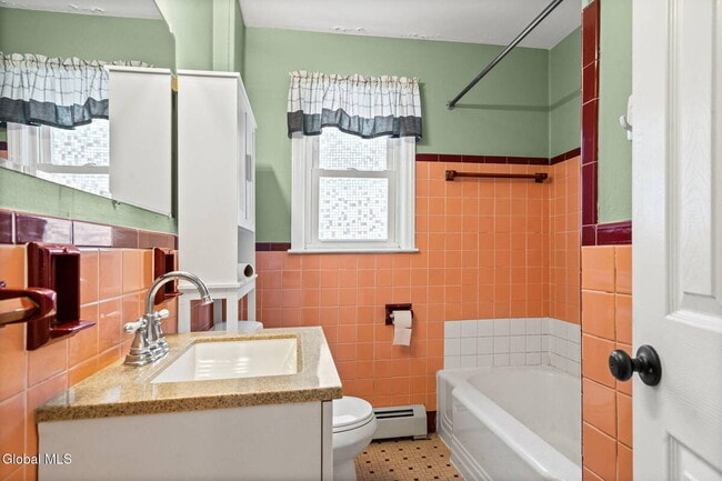 Building Photo - 165 S Pine Ave