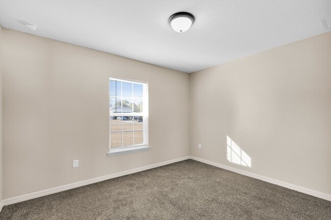 Building Photo - Large 4 Bedroom Rental!