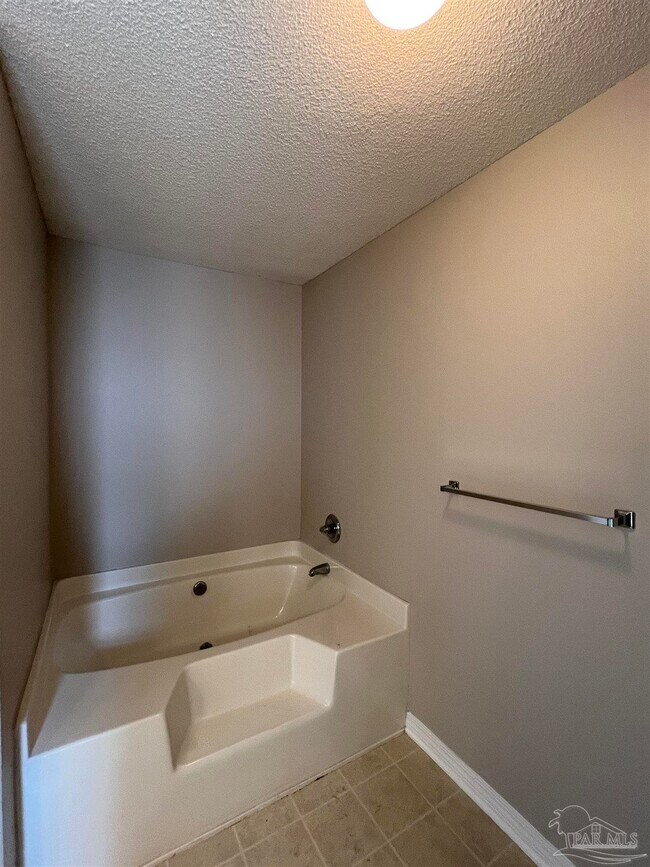 Building Photo - 10440 Millbrook Dr