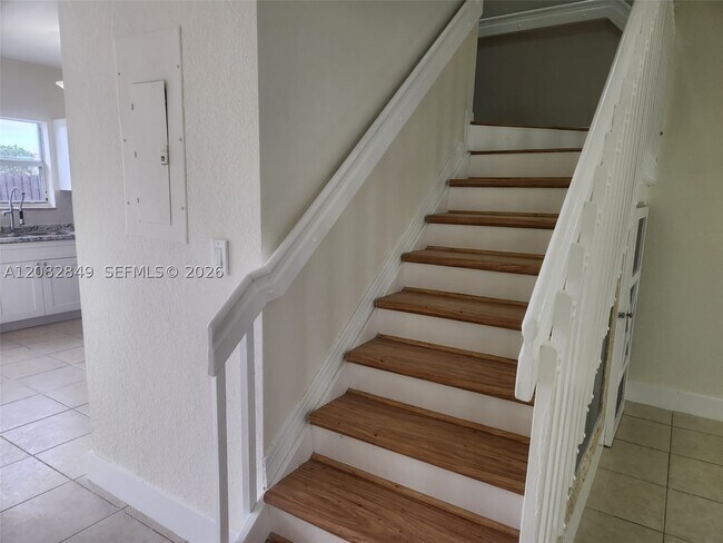 Building Photo - 1525 SE 31st Ct