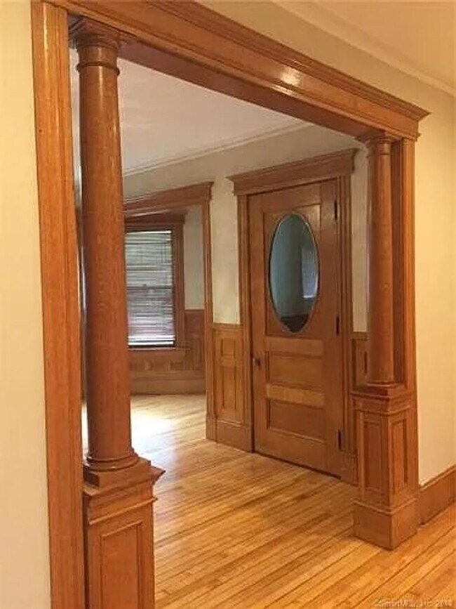 Building Photo - Queen Anne on Oxford