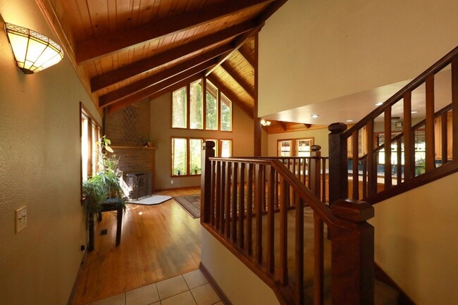 Building Photo - Spacious Custom Home, Most Utilities Inclu...
