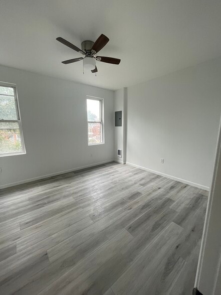 Front room with ceiling fan - 3761 N 18th St