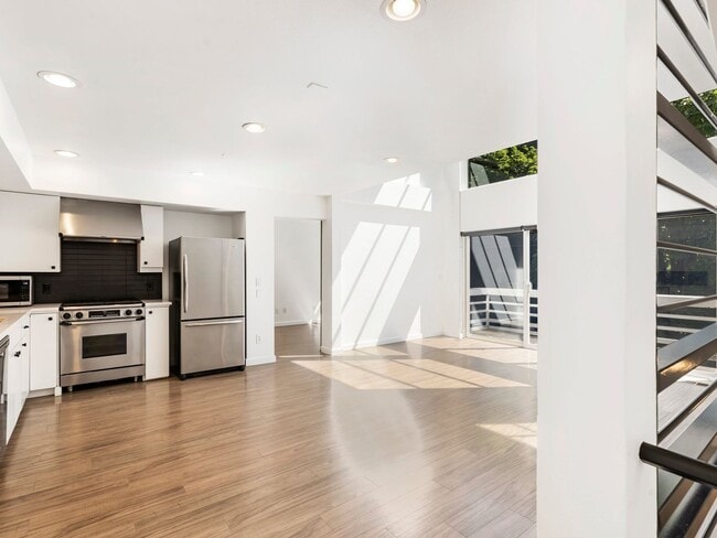 Building Photo - Fully renovated 2 level/2 bed/2 bath pearl...