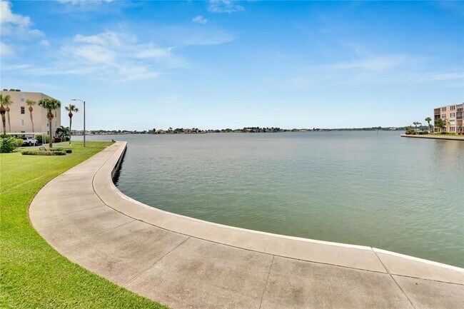 Building Photo - 7700 Sun Island Dr S
