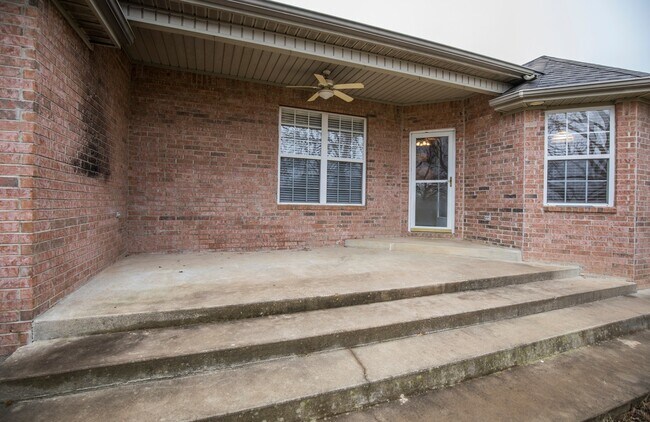 Building Photo - ***402 NE Shasta Court***