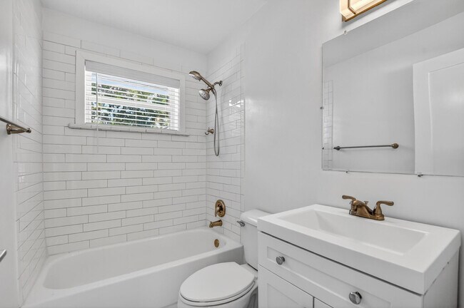 Building Photo - 954 SE 7th St