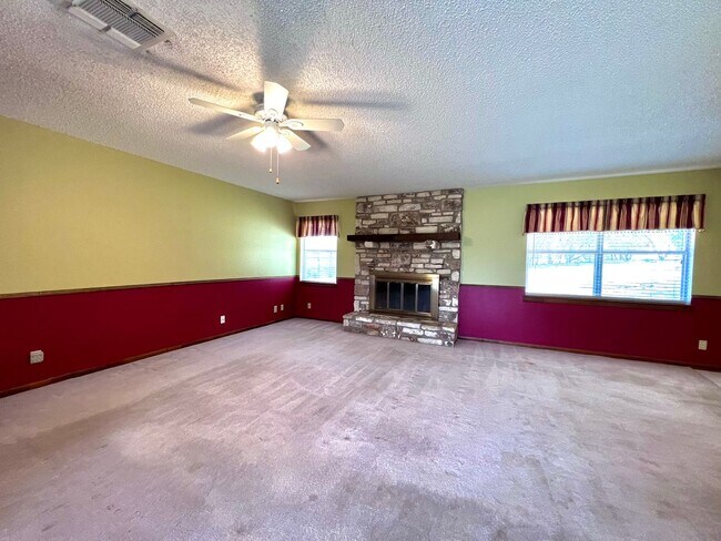 Building Photo - Comfortable 3/2 Home