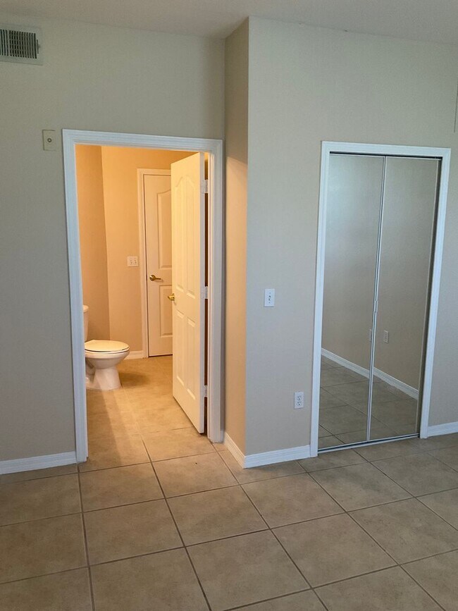 Building Photo - Great Condo in the NW
