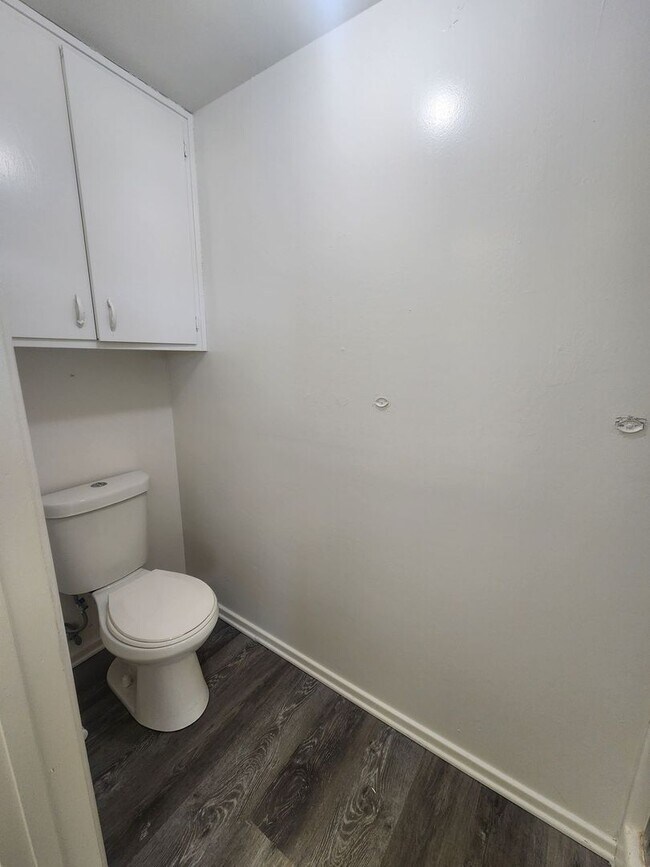 Building Photo - Newly Remodeled Large 3 Bedroom 2 Bath Home