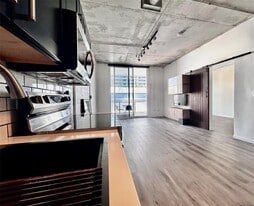 Building Photo - 444 NE 30th St