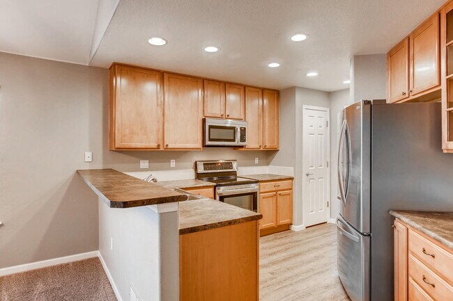 Building Photo - Gorgeous 5 Bed/4 Bath Townhome with Fully Finished Custom Basement! Cherry Creek Schools!