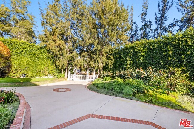 Building Photo - 1050 Centinela Ave