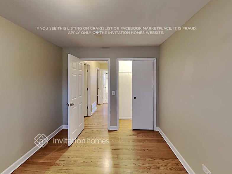Building Photo - 418 W Lake Park Dr