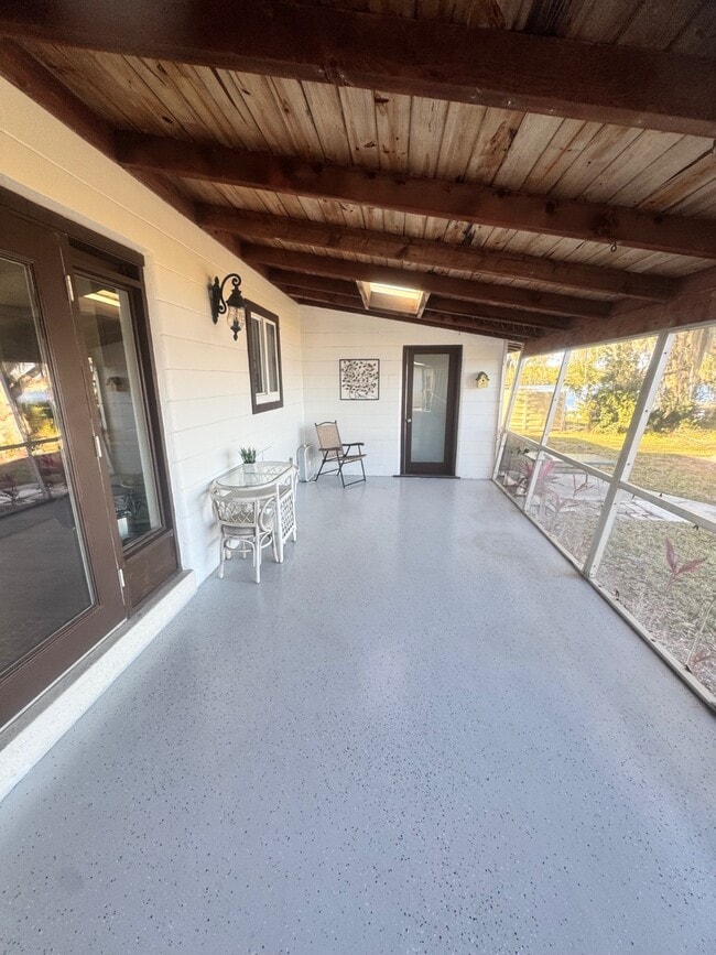 Building Photo - 734 Memorial Dr