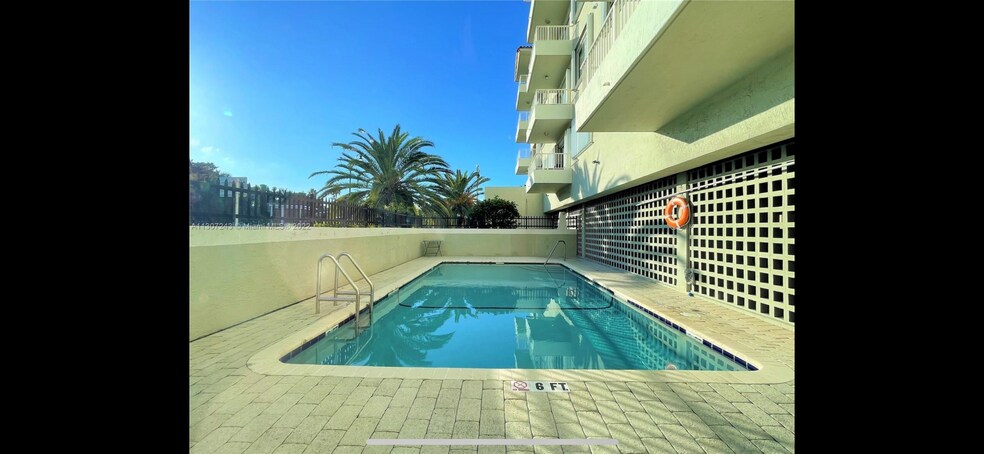 Building Photo - 2600 Collins Ave