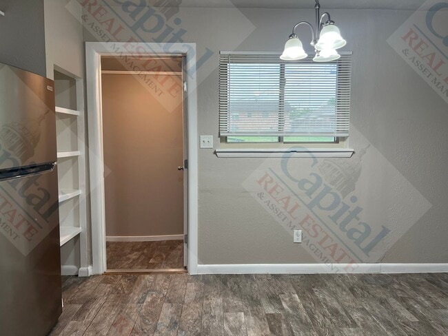 Building Photo - Spacious 3 Bedroom