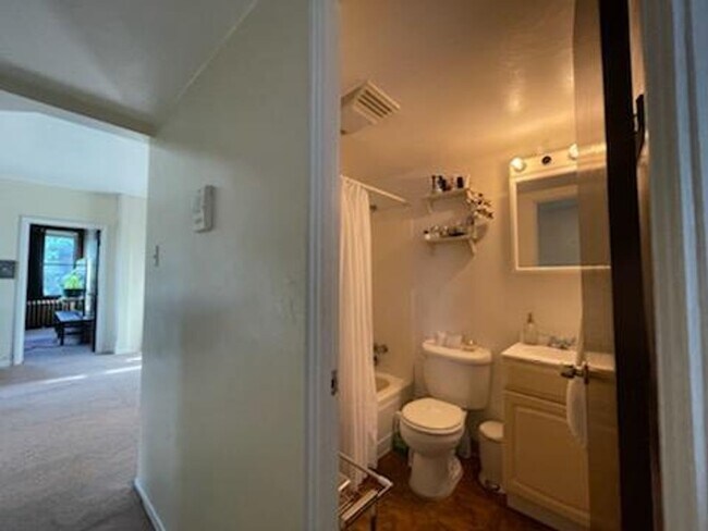 Building Photo - 304 S Graham St